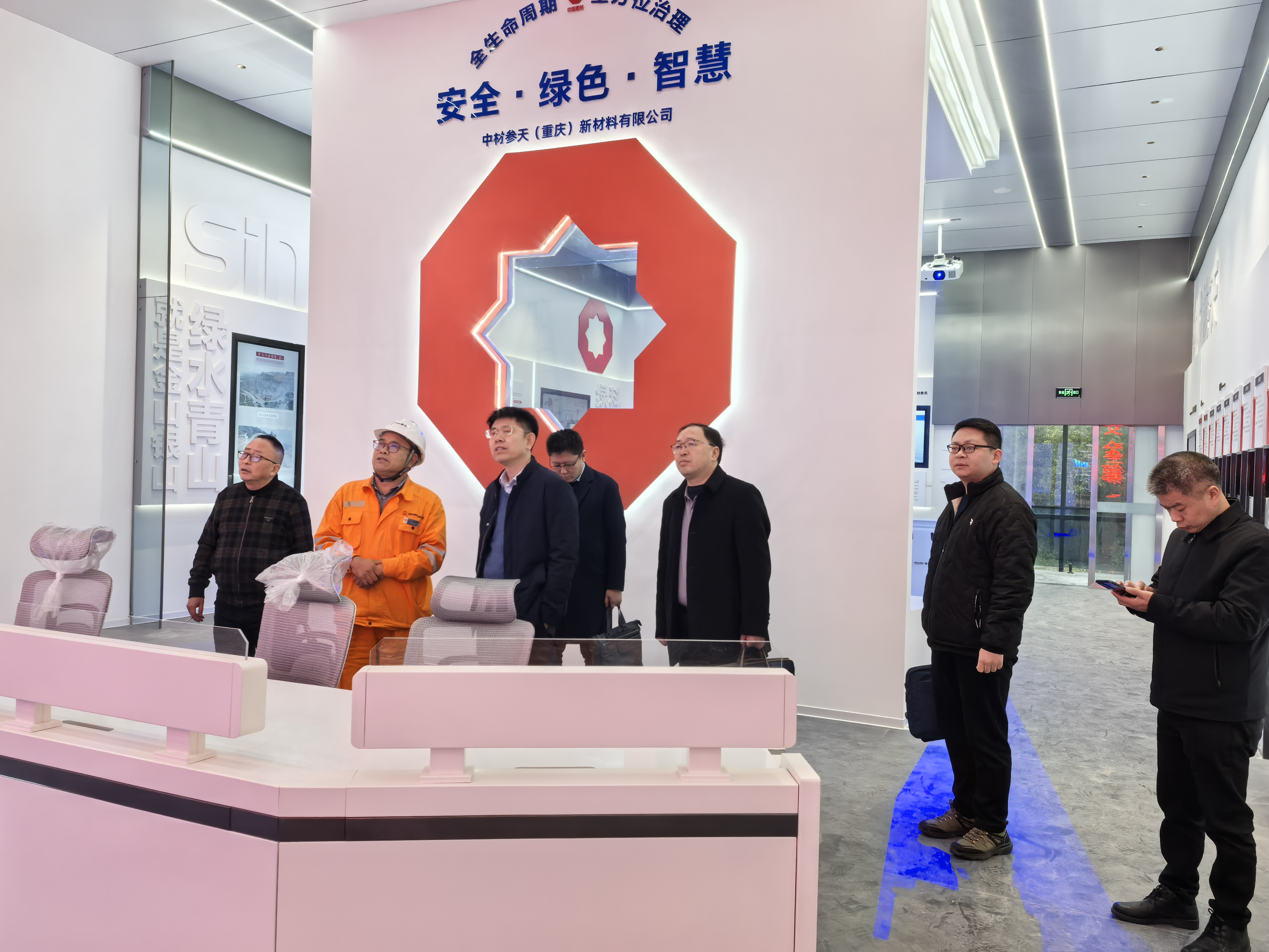 國家礦山安全監(jiān)察局黨組書記、局長楊洪光一行蒞臨中材參天檢查礦山安全工作